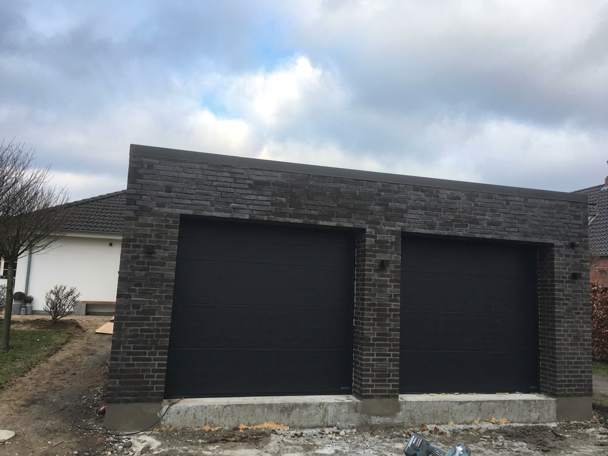 Muret dobbeltgarage i mørke mursten